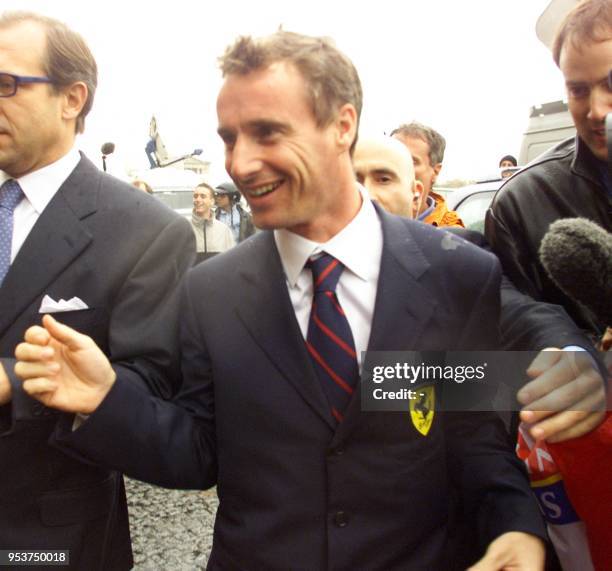 Le pilote irlandais de l'écurie Ferrari Eddie Irvine arrive, le 22 octobre 1999 au siège de l'Automobile Club de France à Paris, pour être entendu...