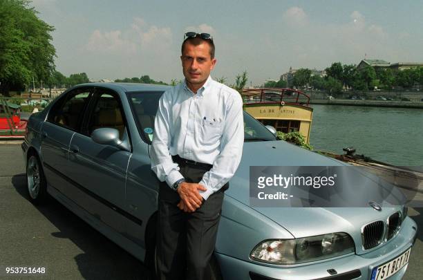Le pilote français Yannick Dalmas pose devant sa voiture le 14 juin 1999 sur les quais de la Seine à Paris. Yannick Dalmas a remporté le 13 juin la...