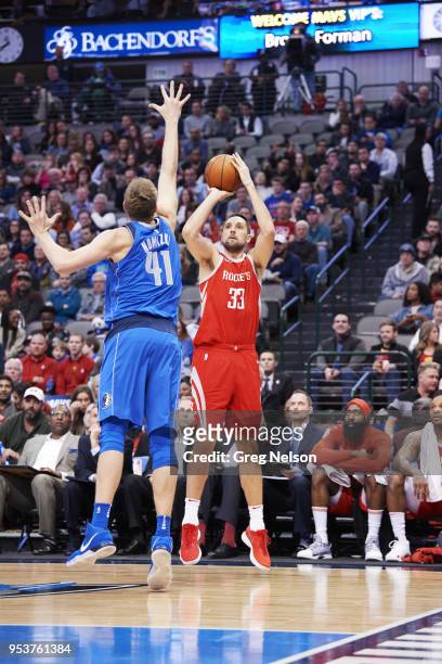 Houston Rockets Ryan Anderson in action, three point shot vs Dallas Mavericks Dirk Nowitzki at American Airlines Center. Dallas, TX 1/24/2018 CREDIT:...