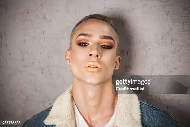 portrait of young person with ambiguous gaze. - masculinidade moderna imagens e fotografias de stock