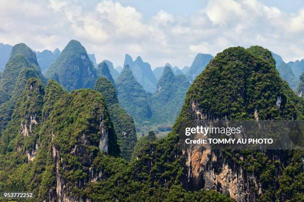 mountain ranges of yangshuo, guangxi, china - yangshuo imagens e fotografias de stock