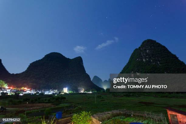 night view in yangshuo - yangshuo imagens e fotografias de stock