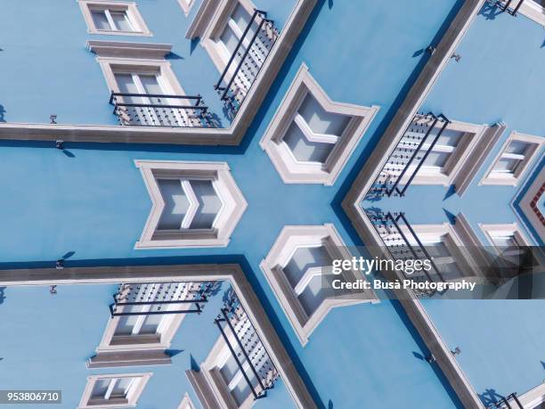 kaleidoscopic image of pastel blue facade of residential building in lisbon, portugal - kaléidoscope photos et images de collection