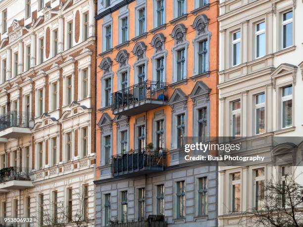 facades of beautifully renovated old buildings in the oderbergerstrasse in berlin (germany), district of prenzlauer berg - old building stock-fotos und bilder