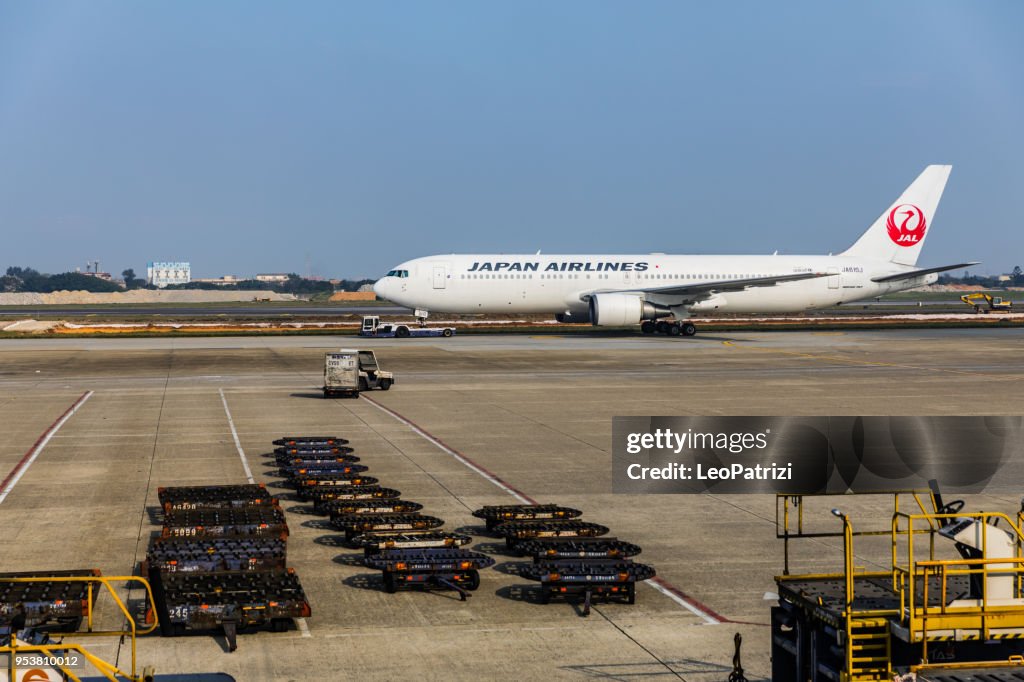 Japan Airlines en el aeropuerto de Taipei (TPE) en la ciudad de Taipei - Taiwán dejando para Tokio en rodaje