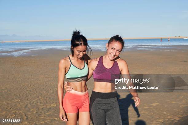 beach runners - matthew hale fotografías e imágenes de stock