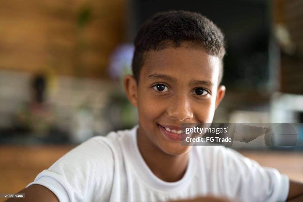 Schattige afro jongen camera kijken