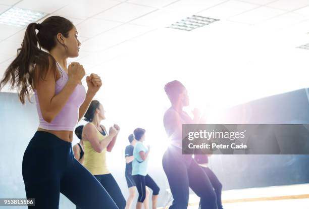 ladies in exercise class - self defense 個照片及圖片檔