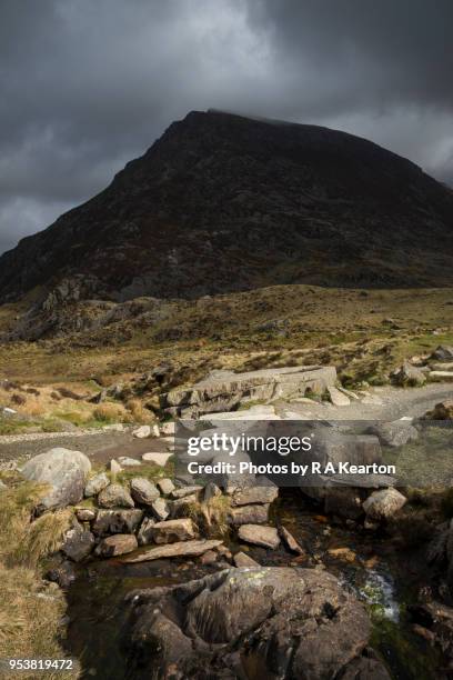 footpath in the mountains of snowdonia, cwm idwal, wales - capel curig stock pictures, royalty-free photos & images