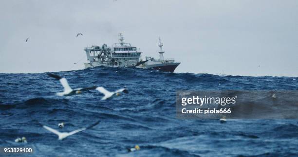 angeln boot segeln bei rauer see - trawler stock-fotos und bilder
