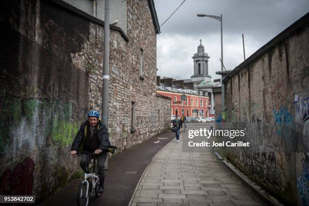 vida en cork, irlanda - ciudad de cork fotografías e imágenes de stock