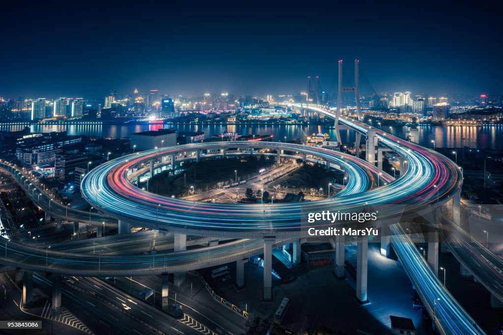 Brücke-Verkehr in der Nacht in ShangHai China
