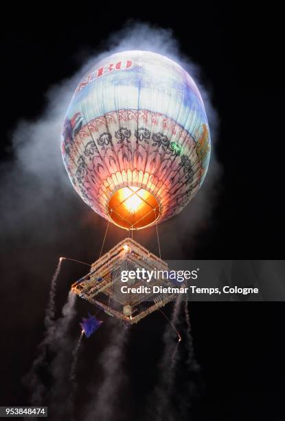 hot air balloon at the taunggyi hot-air ballon festival, myanmar - dietmar temps stockfoto's en -beelden