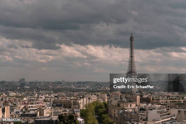 tour eiffel en entier - eric schaeffer stock pictures, royalty-free photos & images