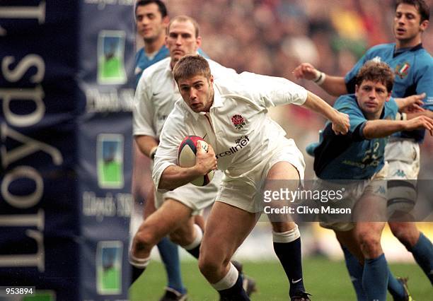 Ben Cohen of England runs in a try during the Lloyds TSB Six Nations Championship 2001 match against Italy played at Twickenham, in London. England...