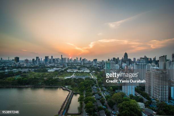 sunset over bangkok, thailand - couché de soleil photos et images de collection