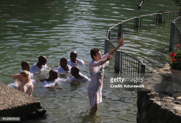 pilgrimerna åter döpa sig i floden jordan, israel, 3 mars 2018 - jordan bildbanksfoton och bilder