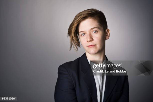 studio portraits of non-binary androgynous looking person - gender fluid stock-fotos und bilder