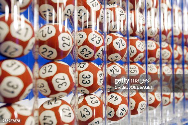 Vue prise le 21 septembre 2007 des boules de loto utilisées pour le tirage de l'Euro Millions dans les locaux de la Française des Jeux à Boulogne...