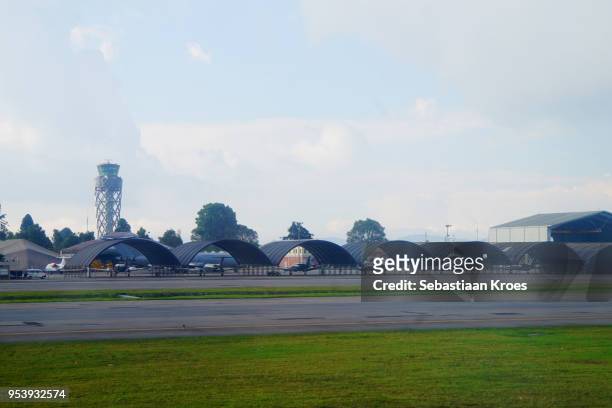 comando aéreo de transporte militar and control tower, el dorado international airport, bogota, colombia - transporte stockfoto's en -beelden