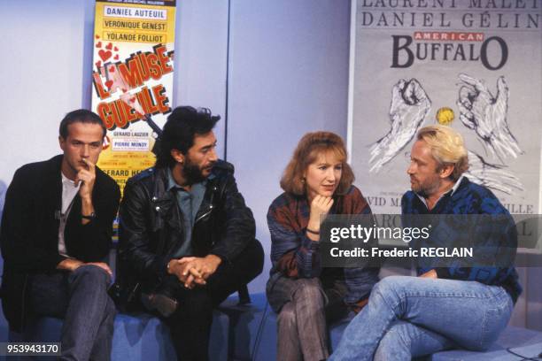 Les acteurs Laurent Malet, Richard Berry et Niels Arestrup et Nathalie Baye sur un plateau de télévision le 12 septembre 1986 à Paris, France.