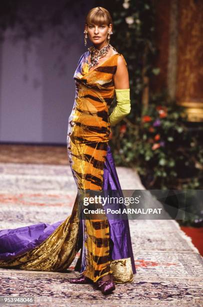 Linda Evangelista au défilé Christian lacroix, Haute-Couture, collection Automne-Hiver 1996-97 à Paris en juillet 1996, France.