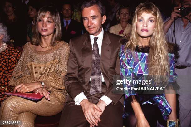 Bernard Arnault avec sa femme et Arielle Dombasle au défilé Christian Lacroix, Haute Couture, collection Automne/Hiver 1993/94 à Paris en juillet...