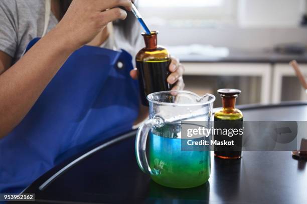 Creating A Solution Solution (Chemistry) Photos and Premium High Res Pictures - Getty Images