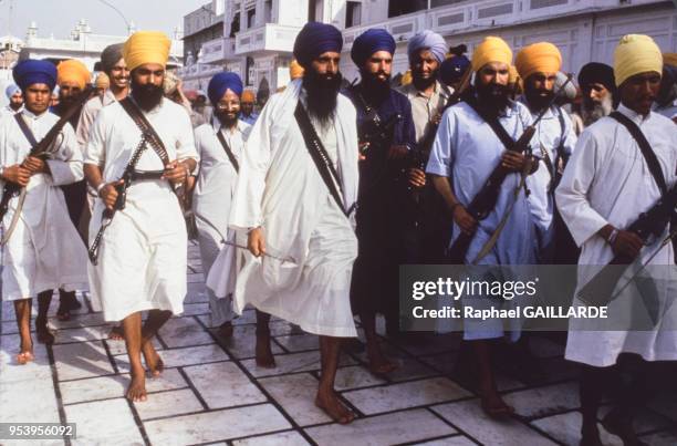 Un groupe de sikhs émeutes de sikhs au Temple d'Or en juin 1984, Inde.