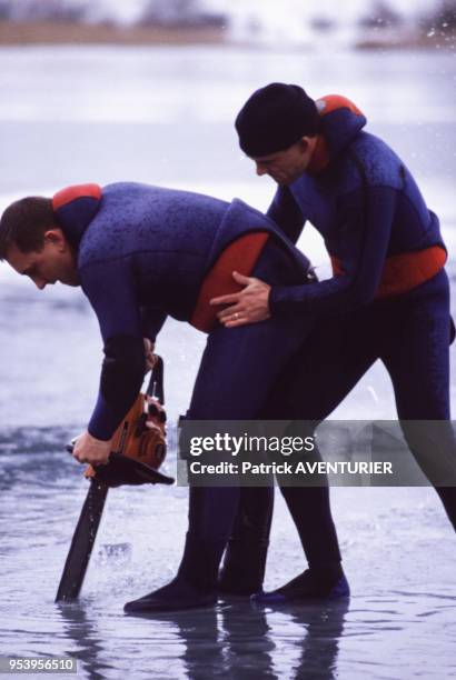 Plongeurs du Groupe d'Intervention de la Gendarmerie Nationale à l'entrainement en hiver dans le lac gelé de Malbuisson en janvier 1985, France.