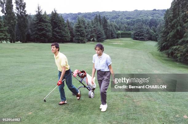 Paul Belmondo et Stéphanie de Monaco sur un terrain de golf, circa 1980, France.