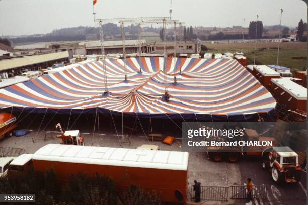 Le chapiteau du cirque Bouglione entrain d'être monté en 1978, France.