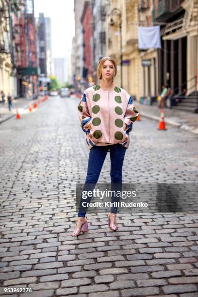 fashionable woman in the streets of soho, new york - soho nueva york fotografías e imágenes de stock