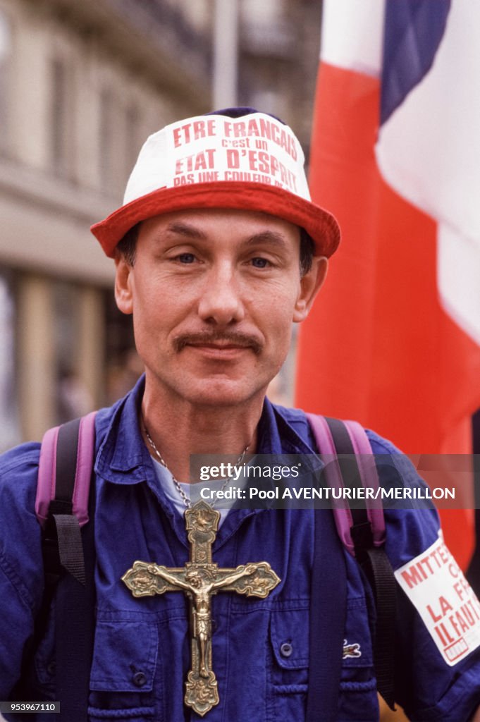 Manifestant d'extrêmedroite portant autour du cou une énorme croix,... News Photo Getty Images Manifestant d'extrêmedroite portant autour du cou une énorme croix,... News Photo Getty Images