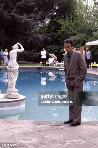 Alain Delon au bord d'une piscine lors du tournage de la minisérie télévisiée 'Cinéma', en Italie en mai 1988.