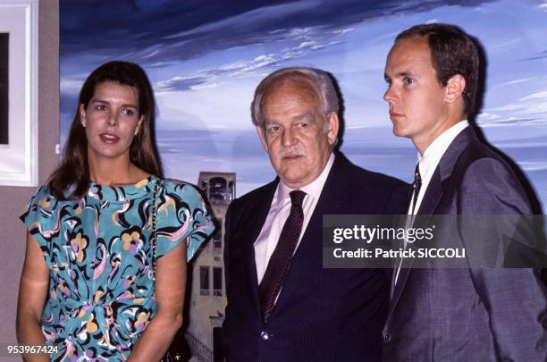 Le prince Rainier III de Monaco entouré de sa fille la princesse Caroline et de son fils le prince Albert, à Monaco le 1 juin 1988.