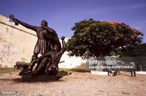 Statues devant la Forteresse de San Miguel à Luanda, capitale de l'Angola en janvier 1989.