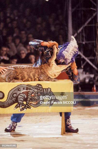 Spectacle du dresseur Kara Kawak avec un alligator lors du festival du cirque de Monaco le 5 février 1989.