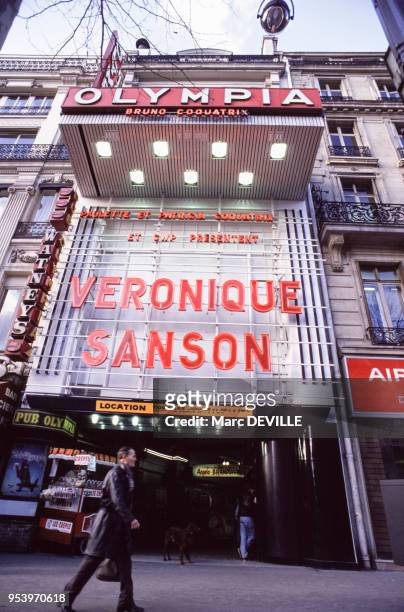 Façade de l'Olmypia avec le nom 'Véronique Sanson' en lettres lumineuses rouges le 1e rmars 1989 à Paris, France.