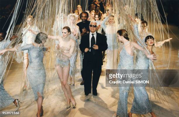 Top models autour du styliste Karl Lagerfeld le 11 mars 1997 à Paris, France.