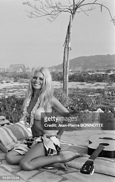 Brigitte Bardot sur une plage en août 1967 à Saint-Tropez, France.