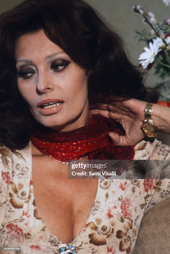 Sophia Loren Posing For A Photo With Rolex
