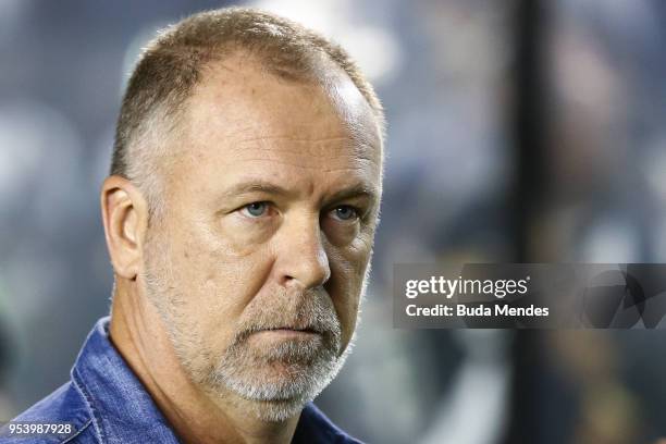 Head coach Mano Menezes of Cruzeiro looks on during a match between Vasco da Gama and Cruzeiro as part of Copa CONMEBOL Libertadores 2018 at Sao...