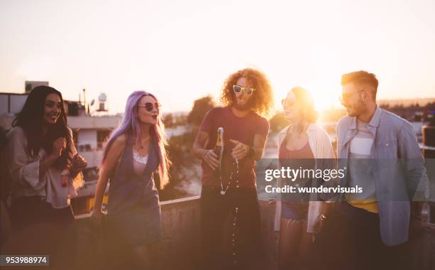 grupo de amigos hipster celebrando con champagne en la fiesta de verano - sunset freinds city fotografías e imágenes de stock