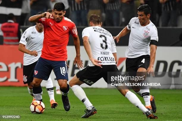 Silvio Romero of Argentina's Independiente vies for the ball with Henrique of Brazil's Corinthians during their 2018 Copa Libertadores football match...