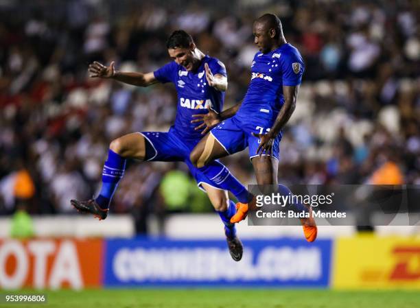 Sassa and Thiago Neves of Cruzeiro celebrates a scored goal during a match between Vasco da Gama and Cruzeiro as part of Copa CONMEBOL Libertadores...