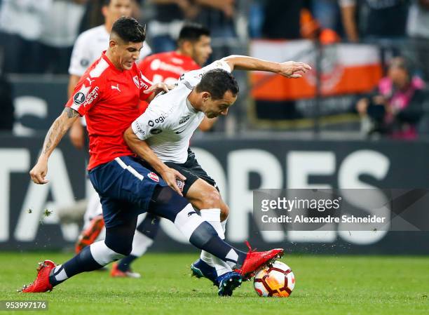 Meza of Independiente of Argentina and Rodriguinho of Corinthians in action during the match for the Copa CONMEBOL Libertadores 2018 at Arena...