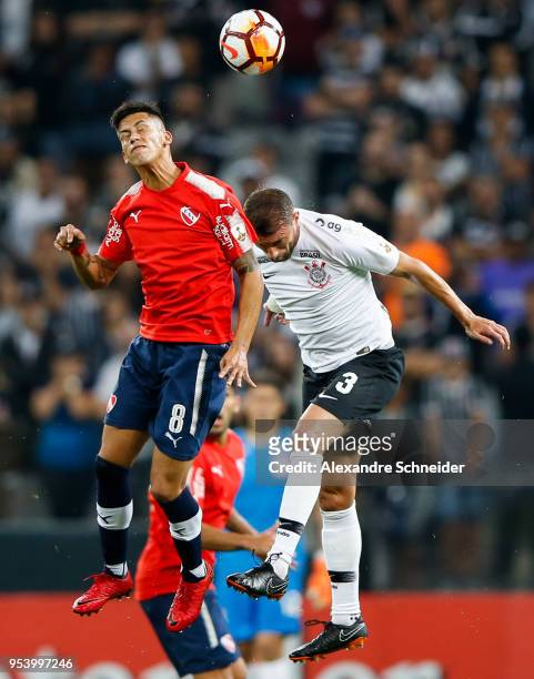 Meza of Independiente of Argentina and Henrique of Corinthians in action during the match for the Copa CONMEBOL Libertadores 2018 at Arena...
