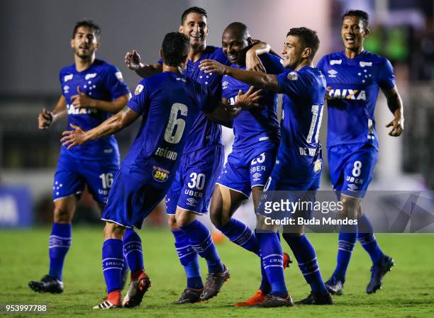 Players of Cruzeiro celebrates a scored goal during a match between Vasco da Gama and Cruzeiro as part of Copa CONMEBOL Libertadores 2018 at Sao...