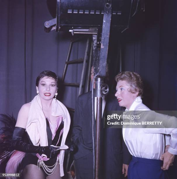 La danseuse et meneuse de revue Zizi Jeanmaire en compagnie de la chanteuse Patachou dans les coulisses d'un cabaret parisien, en 1957 a Paris,...